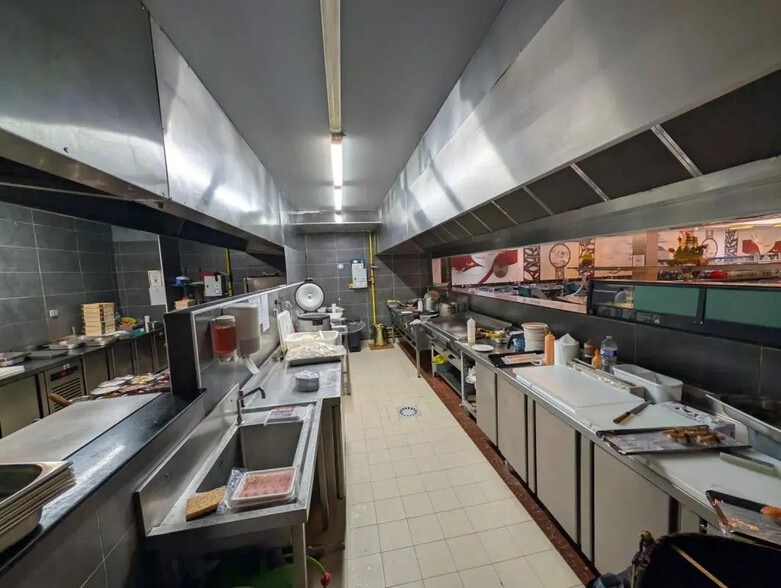 Retail in Pontoise for lease - Building Photo - Image 3 of 8