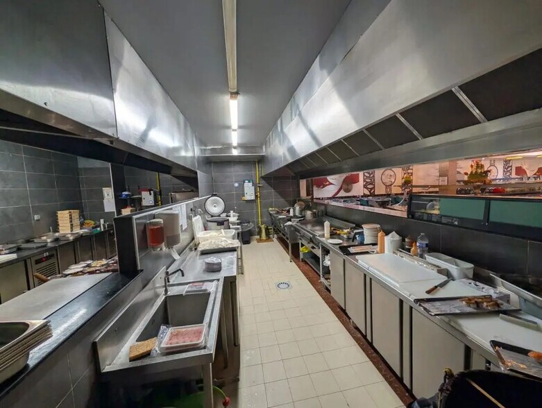 Commerce de détail dans Pontoise à louer - Photo du bâtiment - Image 3 de 8