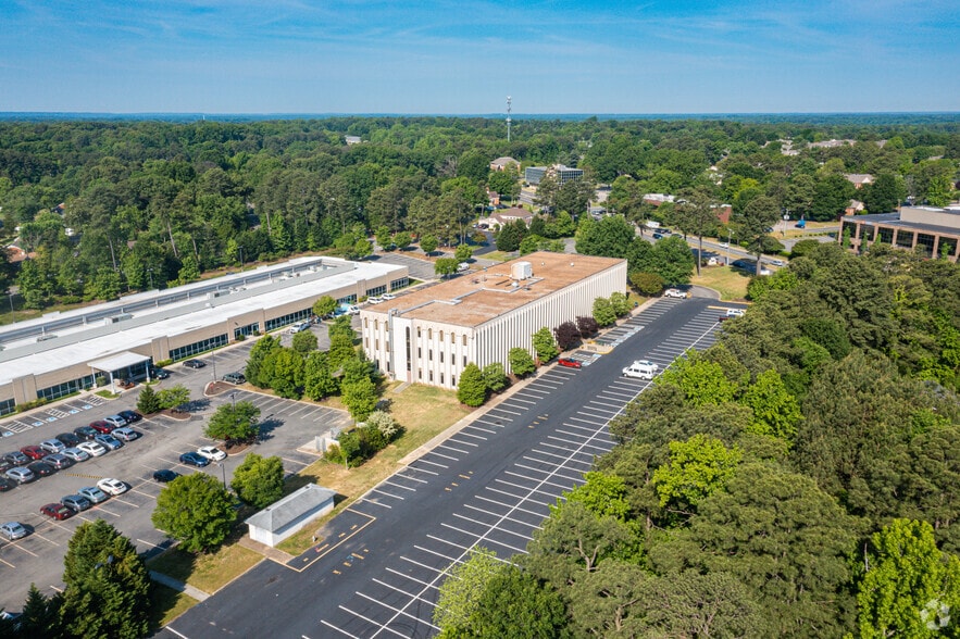 2807 N Parham Rd, Richmond, VA à louer - Photo du bâtiment - Image 3 de 3