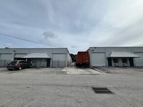 2696 NW 31st Ave, Lauderdale Lakes, FL à louer Photo du bâtiment- Image 1 de 8