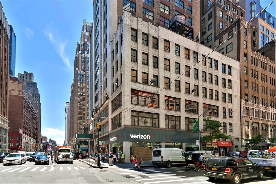 302 W 37th St, New York, NY for lease - Primary Photo - Image 1 of 6