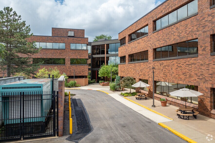 6000 Parkland Blvd, Mayfield Heights, OH à louer - Photo du bâtiment - Image 2 de 13