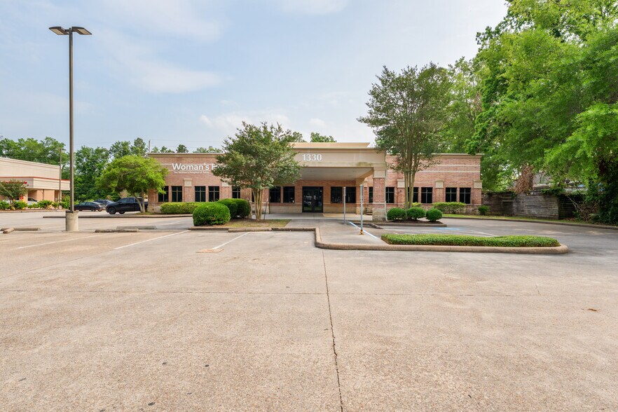 1330 Kingwood Dr, Kingwood, TX à louer - Photo du bâtiment - Image 2 de 26