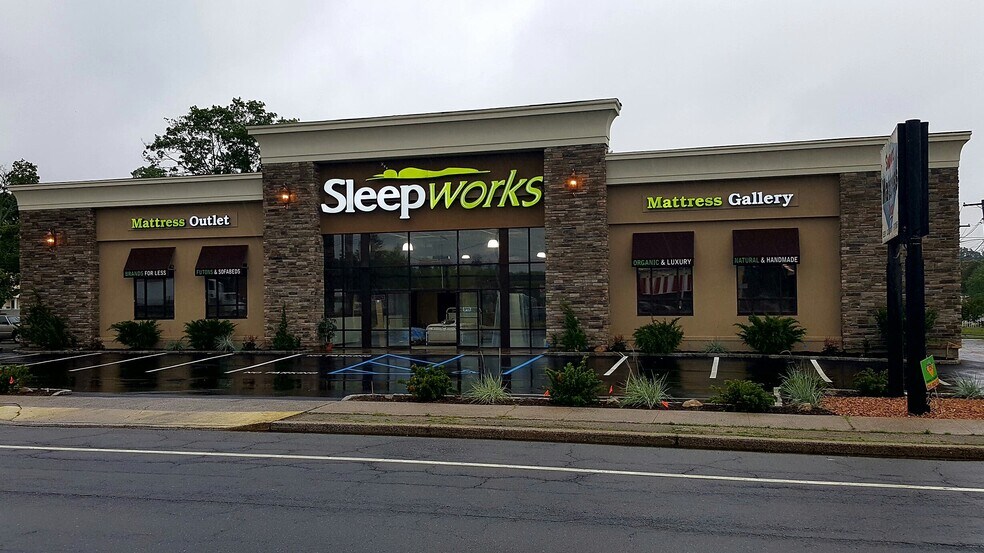 1696 Sunrise Hwy, Bay Shore, NY à louer - Photo du bâtiment - Image 2 de 6