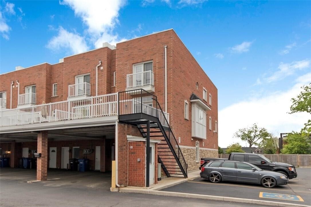 2090-2097 Bates Cmn, Burlington, ON à vendre Photo du bâtiment- Image 1 de 1