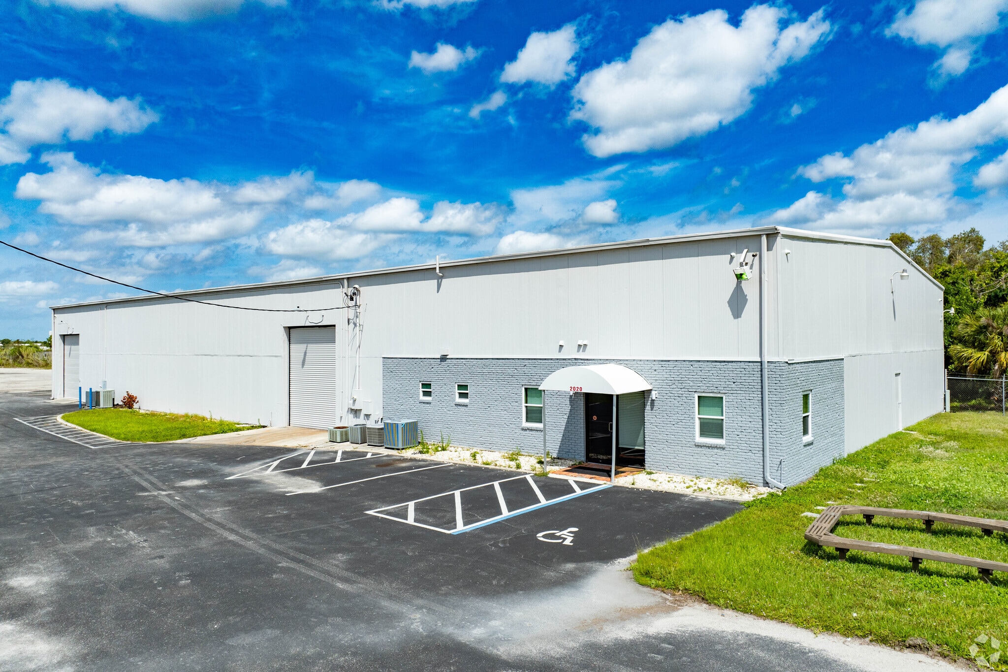 2020 Ortiz Ave, Fort Myers, FL à louer Photo principale- Image 1 de 13