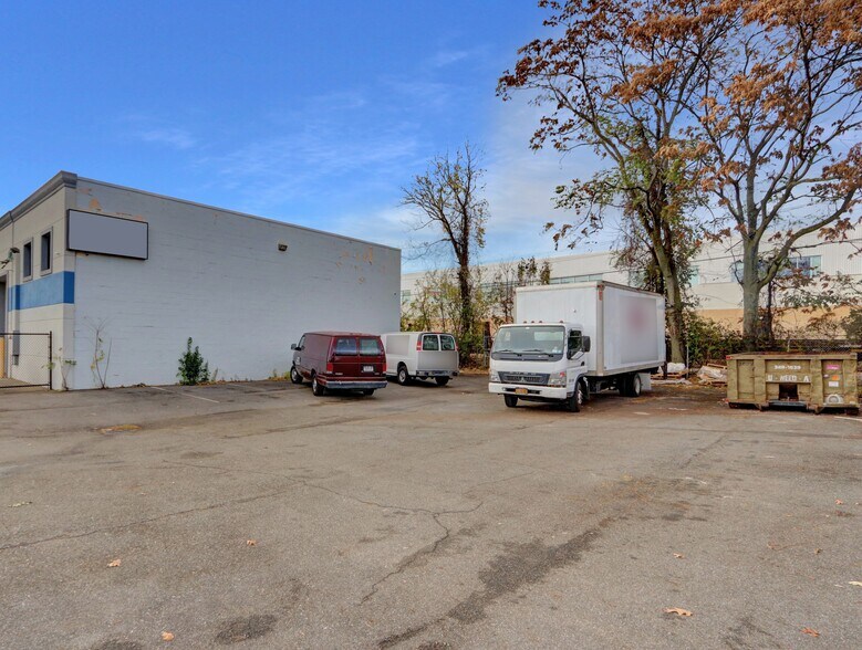 665 Commercial Ave, Garden City, NY à vendre - Photo du bâtiment - Image 3 de 19