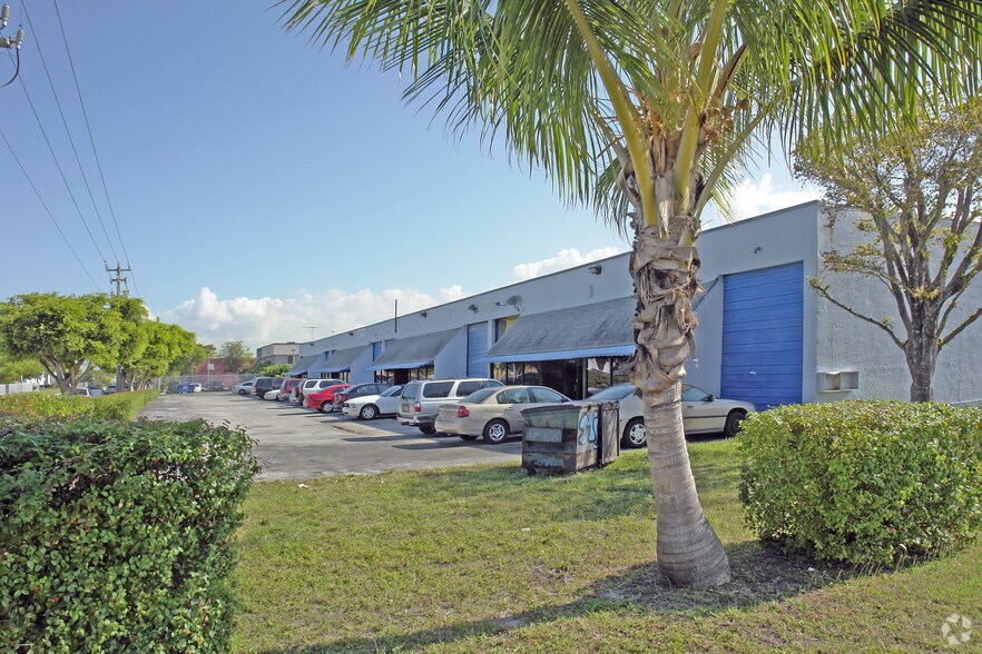 14305-14319 SW 142nd Ave, Miami, FL for lease - Primary Photo - Image 1 of 10