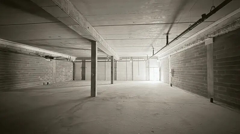 Retail in Champs-sur-Marne for lease Interior Photo- Image 1 of 4