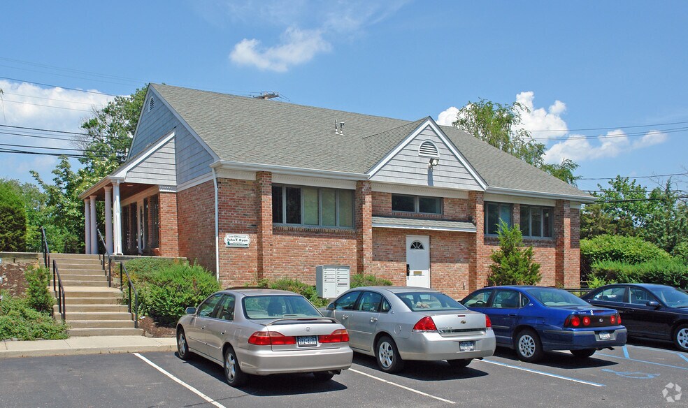 633 A E Main St, Riverhead, NY à vendre - Photo du bâtiment - Image 3 de 7