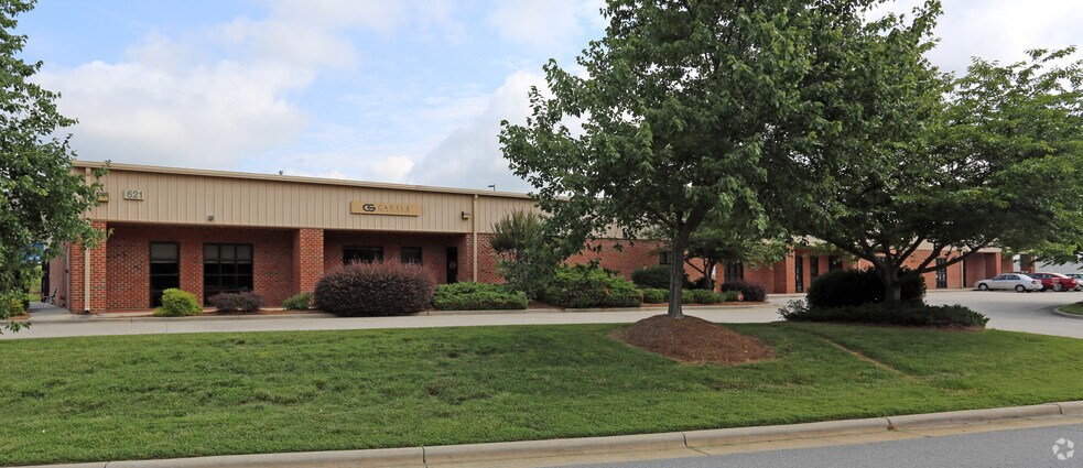 621 Indeneer Dr, Kernersville, NC à louer - Photo du bâtiment - Image 2 de 5