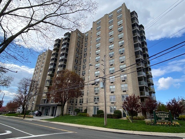 1 Strawberry Hill Ct, Stamford, CT à vendre - Photo du bâtiment - Image 2 de 8