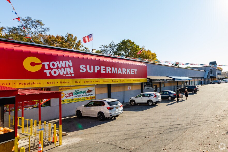 2071 Clove Rd, Staten Island, NY à louer - Photo du bâtiment - Image 3 de 18