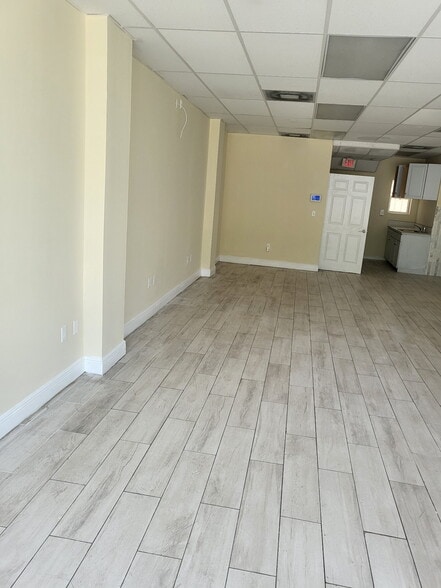 16978-16990 NE 19th Ave, North Miami Beach, FL for lease - Building Photo - Image 3 of 16