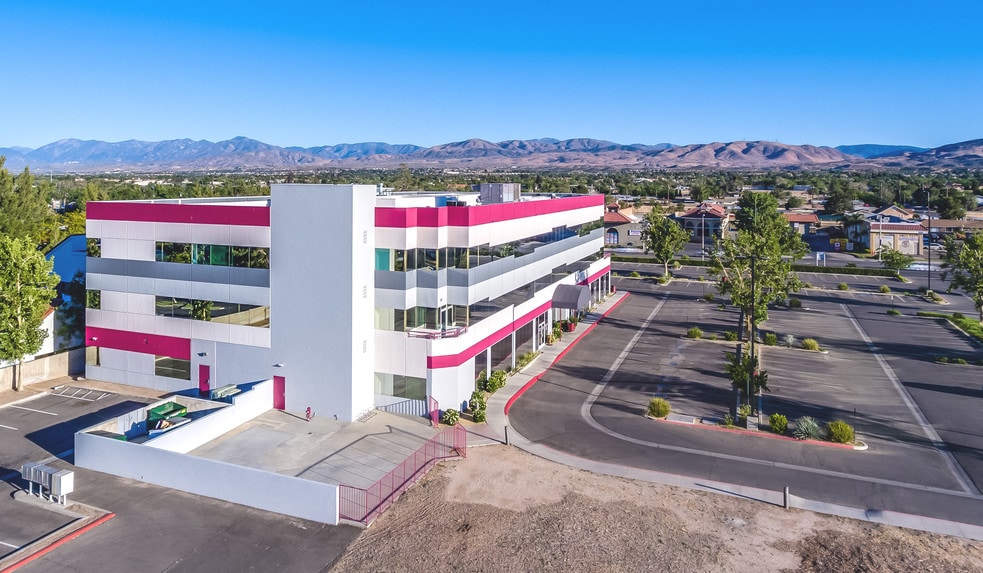 1529 E Palmdale Blvd, Palmdale, CA à vendre - Photo du bâtiment - Image 2 de 17