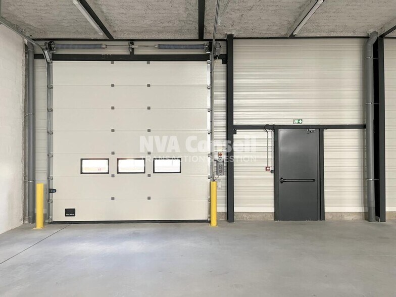 Industrial in SAINT-OUEN-L'AUMONE for lease - Building Photo - Image 1 of 11