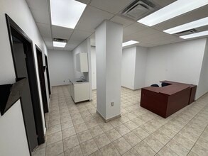 1017 Wilson Ave, Toronto, ON à louer Photo du bâtiment- Image 2 de 3