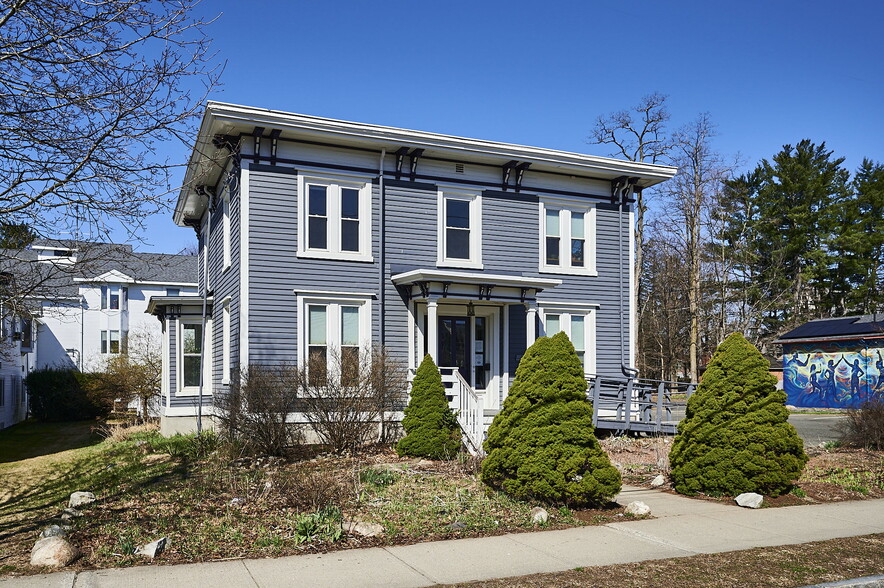 60 Maple St, Florence, MA à vendre - Photo du bâtiment - Image 1 de 1