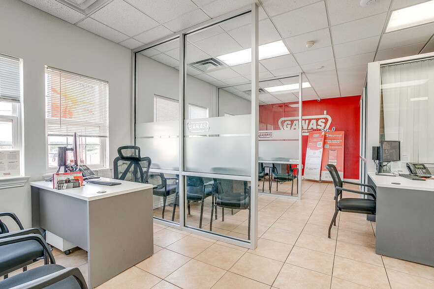 1300 Jacksboro Hwy, Fort Worth, TX for lease - Building Photo - Image 3 of 18