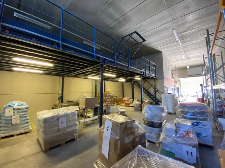 Office in Brignais for lease - Interior Photo - Image 2 of 7