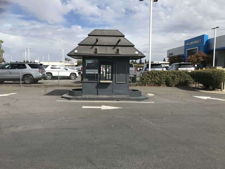 1275 E F St, Oakdale, CA for sale - Building Photo - Image 2 of 11