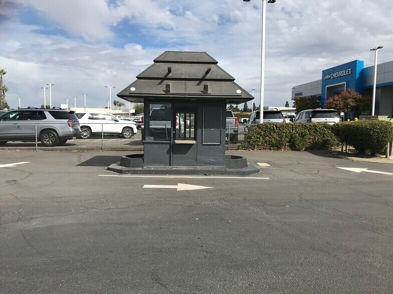 1275 E F St, Oakdale, CA à vendre - Photo du bâtiment - Image 2 de 11