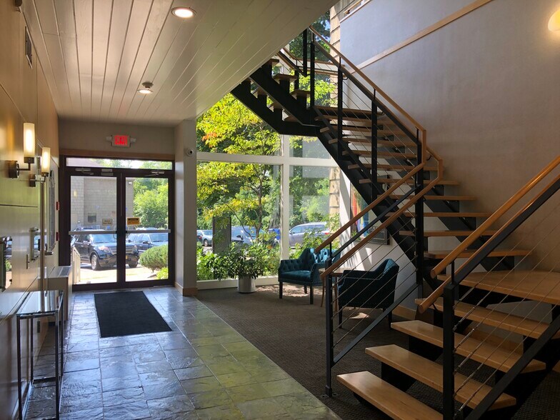 120 Allens Creek Rd, Rochester, NY à louer - Photo du bâtiment - Image 3 de 12