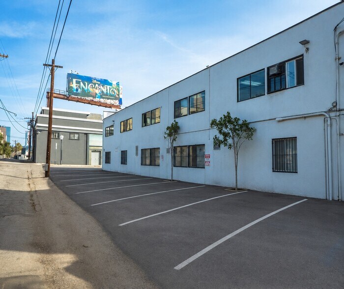 10835-10841 Santa Monica Blvd, Los Angeles, CA à louer - Photo du bâtiment - Image 2 de 2