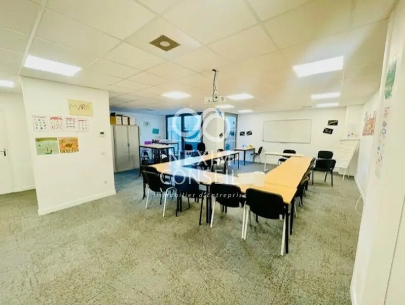 Office in Clichy for lease Building Photo- Image 1 of 8