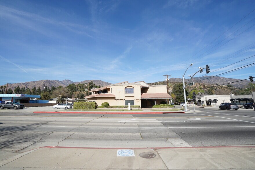 351 E Foothill Blvd, Arcadia, CA à louer - Photo du bâtiment - Image 2 de 11
