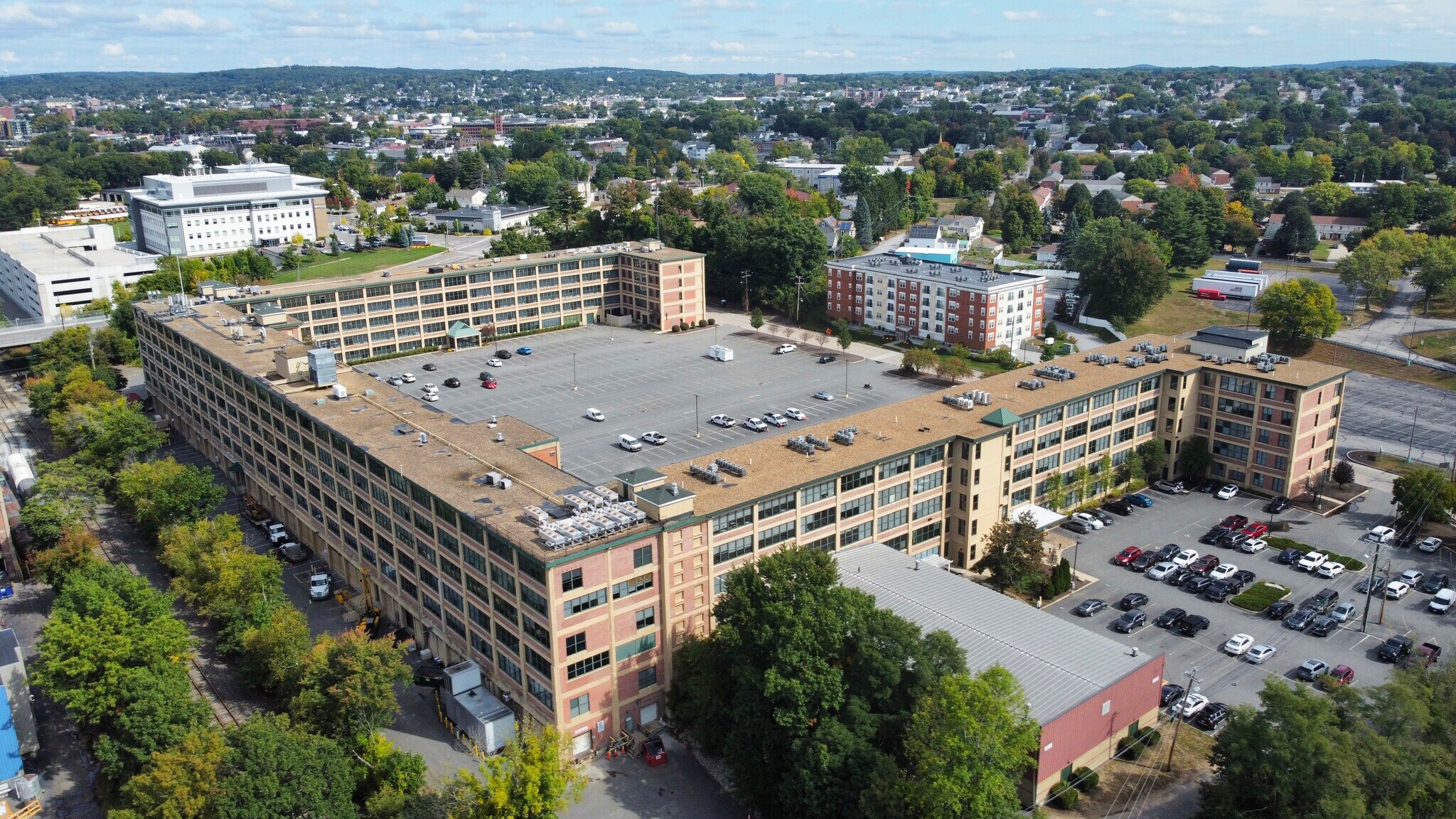 The Sundial Center portefeuille de 2 propriétés à vendre sur LoopNet.ca Photo principale- Image 1 de 17