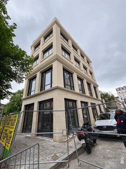 Retail in Saint-Denis for lease - Building Photo - Image 2 of 4