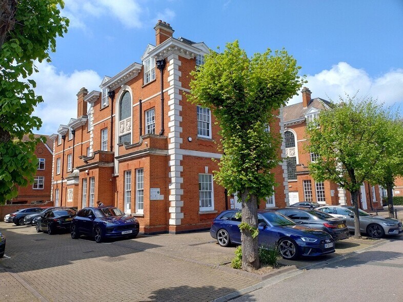 3 Bluecoats Ave, Hertford à louer - Photo du bâtiment - Image 1 de 2