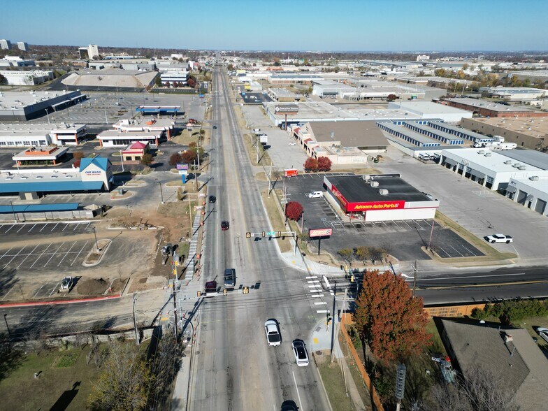 4461 S Sheridan Rd, Tulsa, OK à louer - Photo du bâtiment - Image 2 de 8