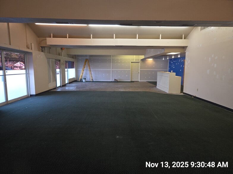 225 E Brandon Blvd, Brandon, FL for lease - Building Photo - Image 3 of 8