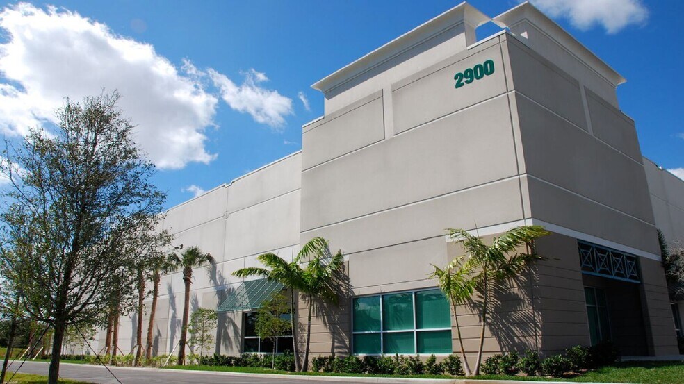 2900 NW 27th Ave, Pompano Beach, FL à louer - Photo du bâtiment - Image 2 de 5