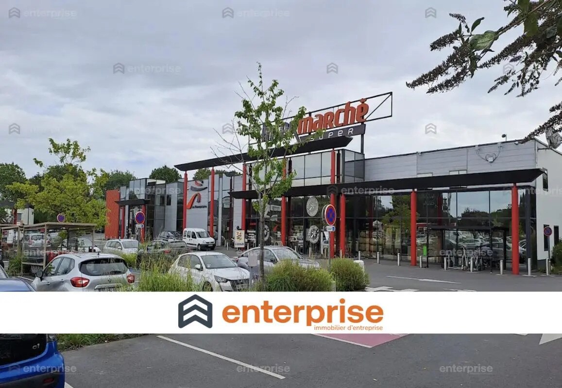 Retail in Lambersart for lease Building Photo- Image 1 of 2