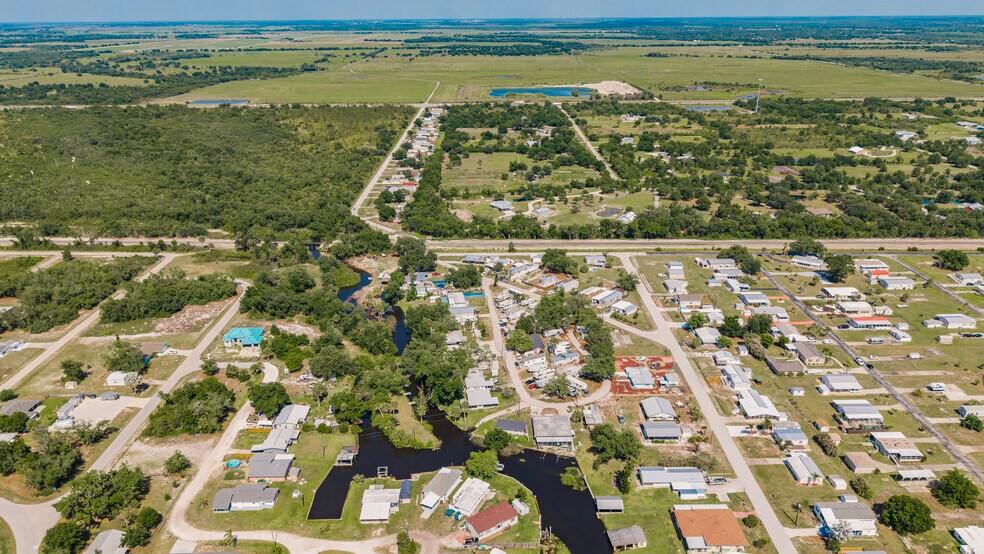 29208 Snook Cir, Punta Gorda, FL à vendre - Photo du bâtiment - Image 2 de 13