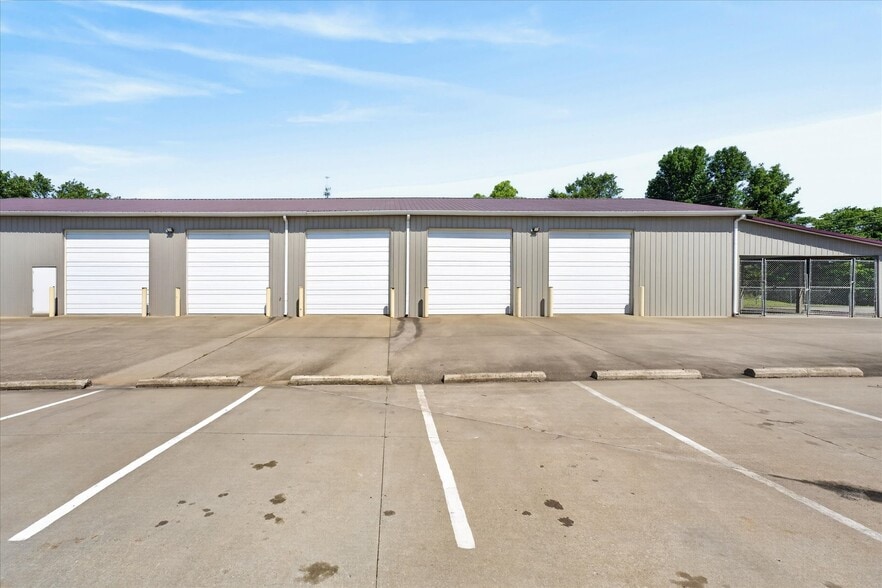 141 Corporate Dr, Clarksville, TN for lease - Building Photo - Image 3 of 7
