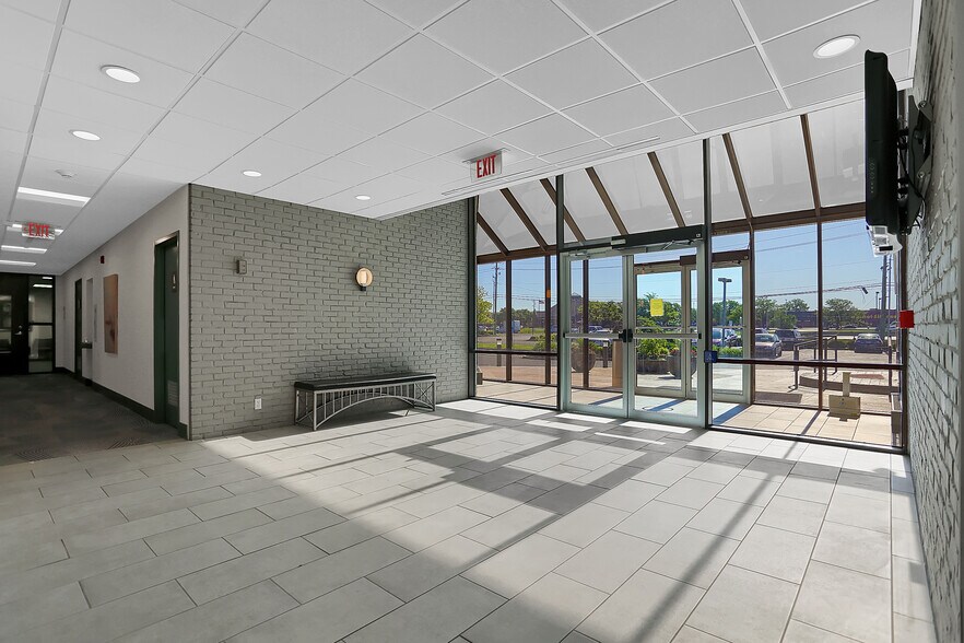 7440 N Shadeland Ave, Indianapolis, IN for lease - Lobby - Image 2 of 14