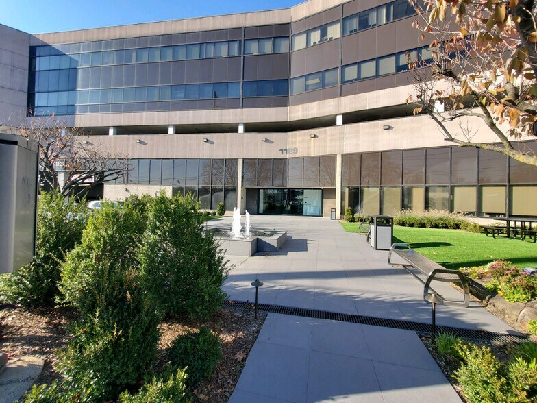1129 Northern Blvd, Manhasset, NY à louer - Photo du bâtiment - Image 1 de 7