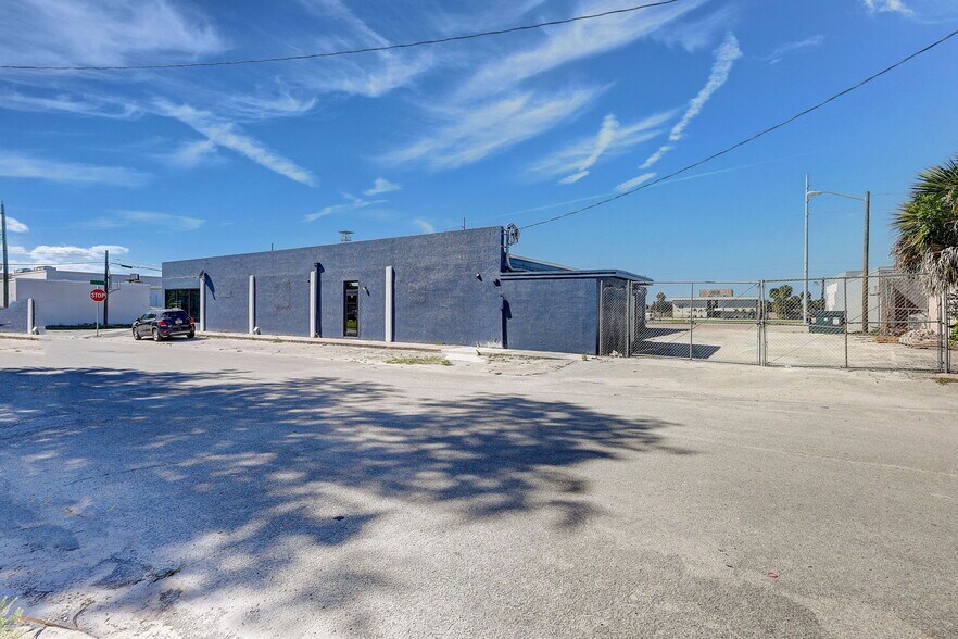 519 Delaware Ave, Fort Pierce, FL à vendre - Photo du bâtiment - Image 2 de 27