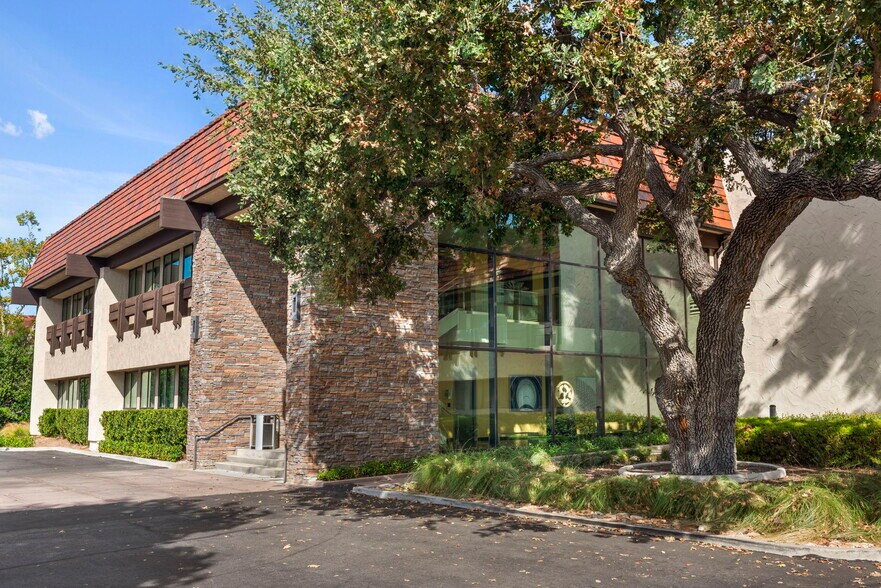 32144 Agoura Rd, Westlake Village, CA à louer - Photo du bâtiment - Image 3 de 7
