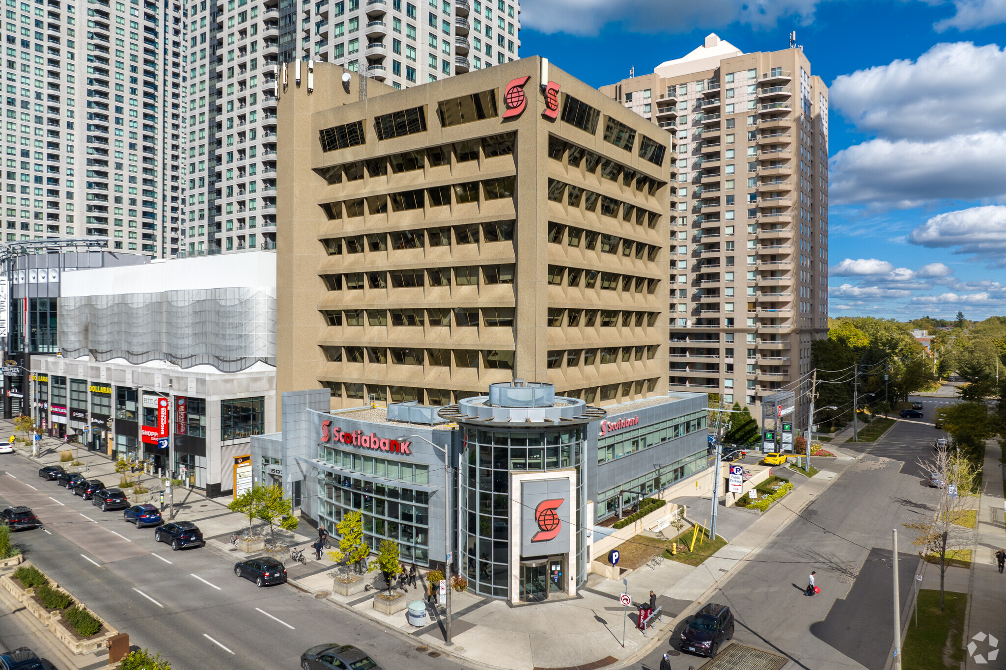 5075 Yonge St, Toronto, ON à louer Photo du bâtiment- Image 1 de 4