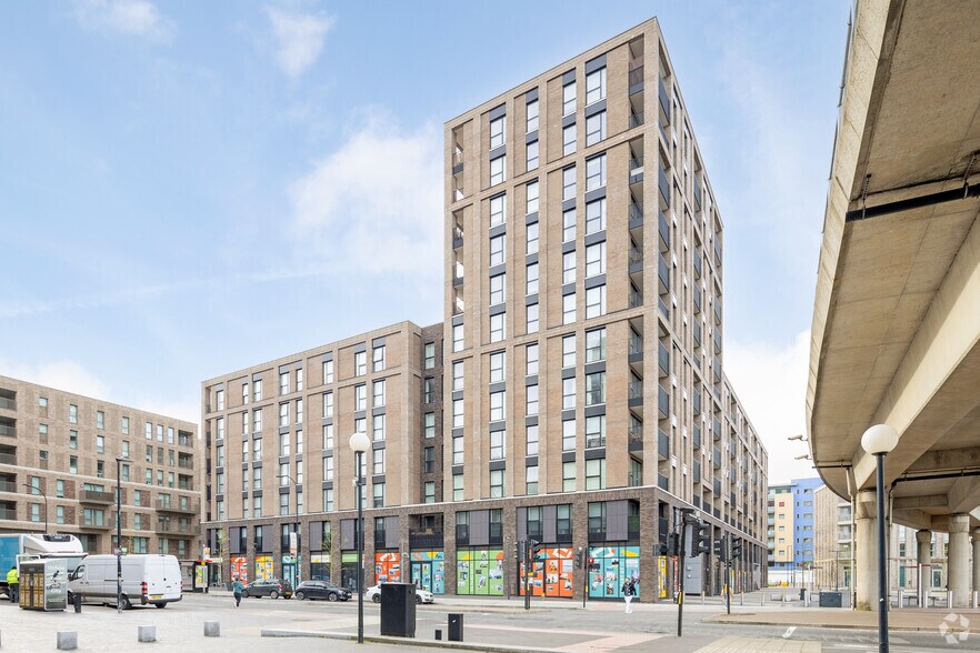 Gallions Place portefeuille de 3 propriétés à vendre sur LoopNet.ca - Photo principale - Image 1 de 4