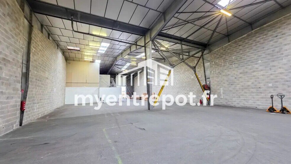 Industrial in Marseille for lease - Building Photo - Image 1 of 7