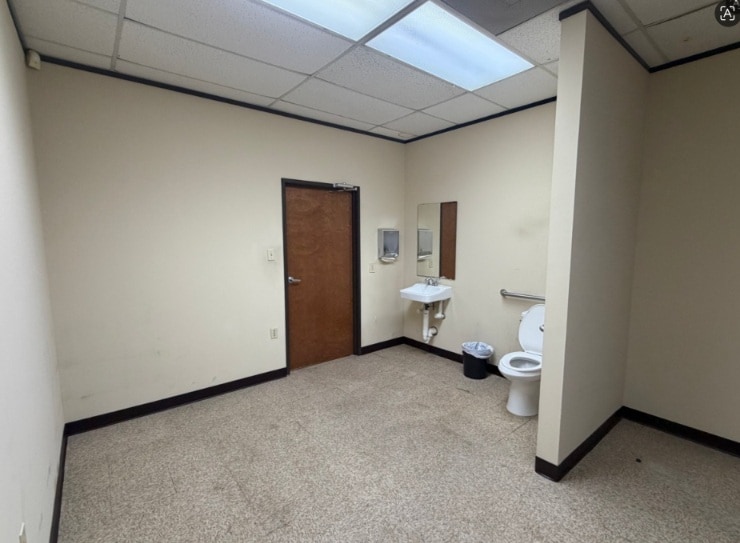 211-285 W Airtex Blvd, Houston, TX for lease Interior Photo- Image 1 of 15