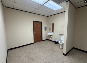 211-285 W Airtex Blvd, Houston, TX for lease Interior Photo- Image 1 of 15