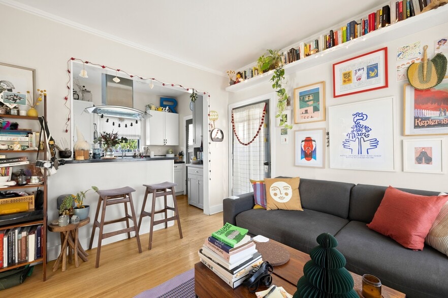 1515 Echo Park Ave, Los Angeles, CA for sale - Interior Photo - Image 3 of 17