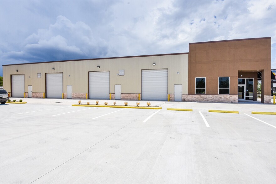 1631 Highway 6 S, Houston, TX à louer - Photo du bâtiment - Image 3 de 30